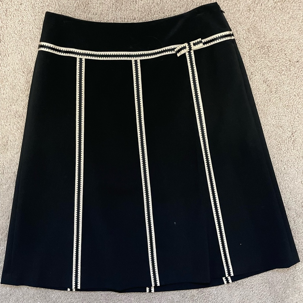 EUC Ann Taylor A Line black and gold skirt sz4